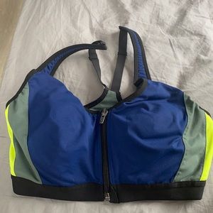 Victoria secret sports bra hardly used looks new